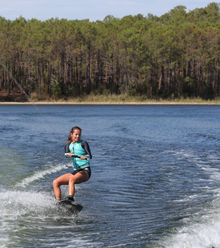 Surf, wakeboard et voile entre lac et océan