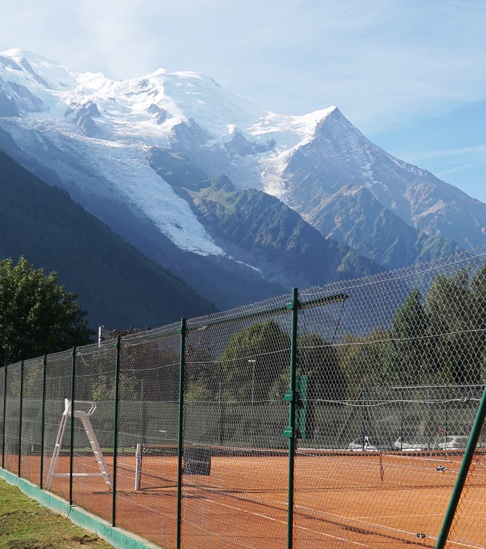 Tennis spécial terre battue au pied du Mont-Blanc