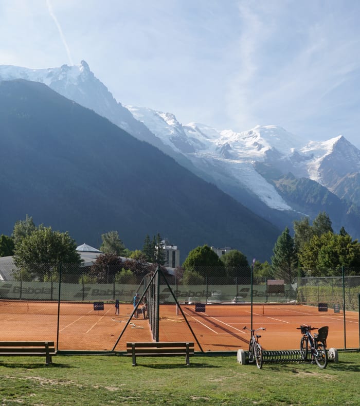 Tennis på grusbane ved foden af Mont Blanc
